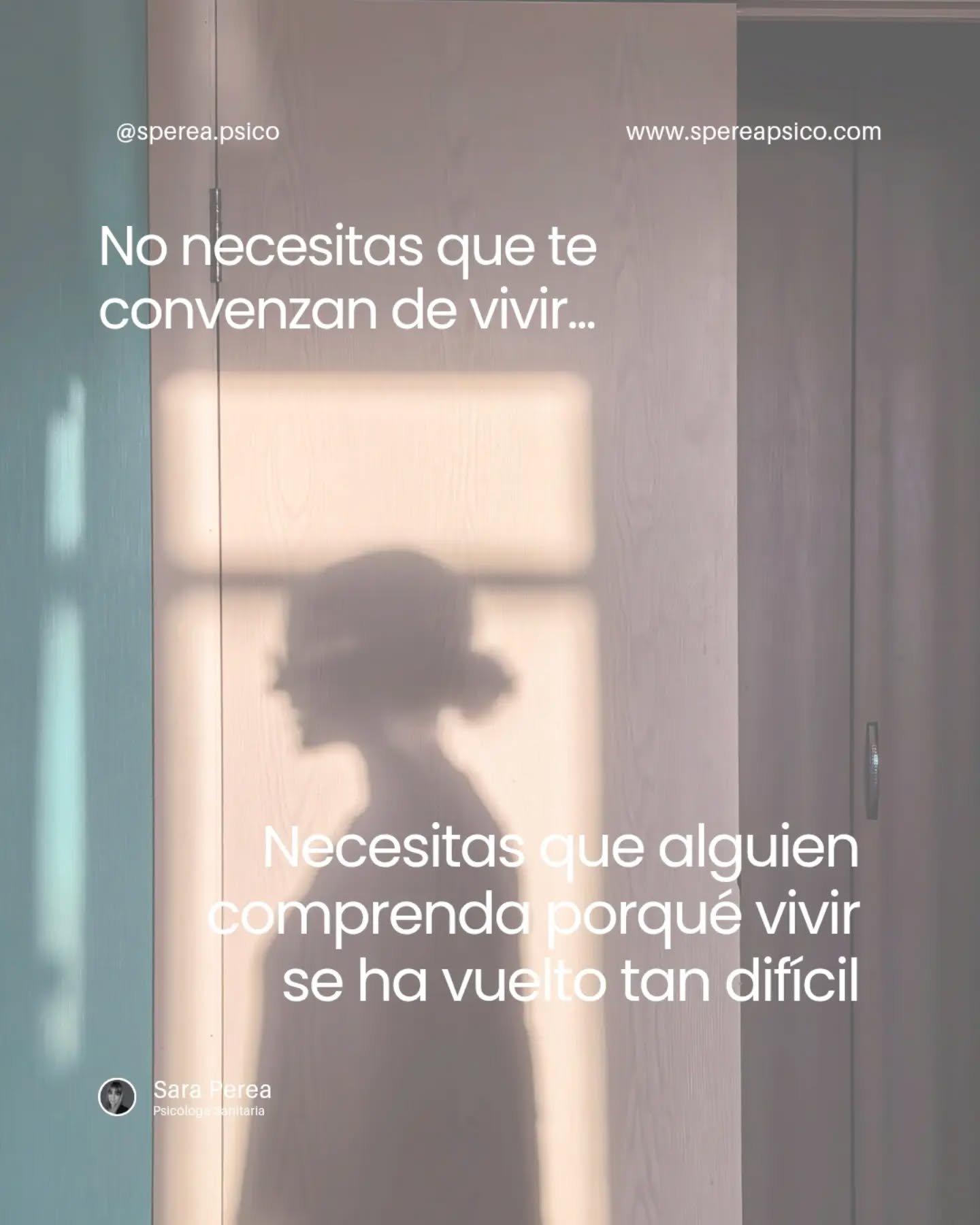 Vivimos en una sociedad que intenta responder demasiado rápido.
"Todo irá bien."
"Tienes que ser fuerte."
"Piensa en las cosas buenas."
Pero cuando una persona ha llegado al punto de no querer seguir viviendo, normalmente no necesita respuestas. Necesita sentirse comprendida.
Porque, muchas veces, el deseo de morir no nace del rechazo a la vida, sino del agotamiento de sostener un sufrimiento que parece no tener fin.
Como psicóloga, he aprendido que escuchar no significa estar de acuerdo. Significa ofrecer un espacio donde alguien pueda decir en voz alta aquello que lleva demasiado tiempo soportando en silencio.
Y, a veces, eso cambia más cosas que cualquier consejo.
Si conoces a alguien que está pasando por un momento muy difícil, no intentes encontrar las palabras perfectas. Quédate. Escucha. Pregunta. Acompaña.
Porque sentirse comprendido no siempre elimina el dolor, pero puede devolver algo imprescindible: la sensación de que ya no tiene que cargar con él completamente solo.
🤍
#psicologosevilla #psicologasevilla